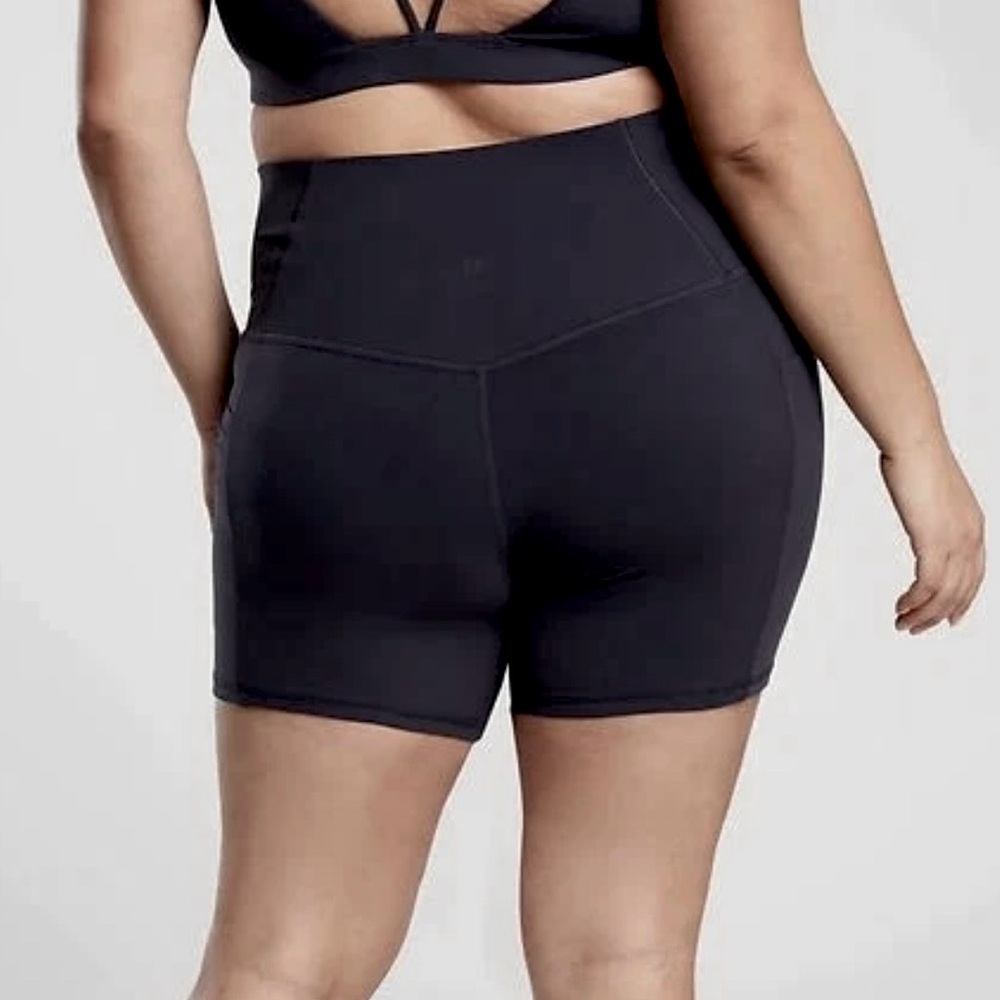 Athleta Salutation Stash Pocket 5" Short